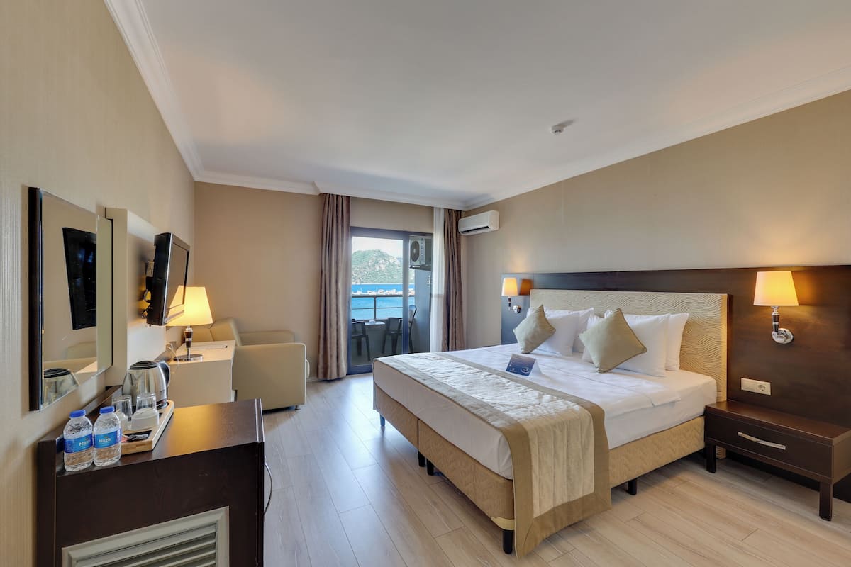 In-room safe, soundproofing, free WiFi, bed sheets