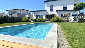 Een buitenzwembad en een verwarmd zwembad