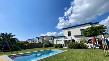 Een buitenzwembad en een verwarmd zwembad