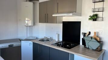 Een koelkast, een oven, een kookplaat, een vaatwasser