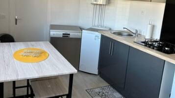 Réfrigérateur, four, plaque de cuisson, lave-vaisselle