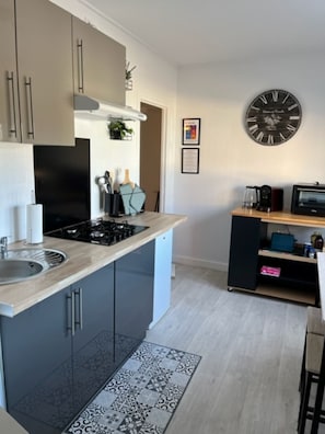 Fridge, oven, stovetop, dishwasher