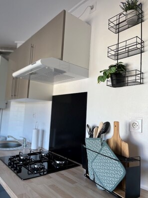 ثلاجة، فرن، موقد طهي مسطح، غسالة أطباق