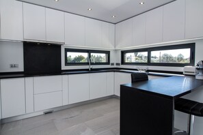 Fridge, microwave, oven, dishwasher - Villa Videira - By Dalma Portuguesa (Albufeira)