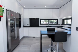 Fridge, microwave, oven, dishwasher - Villa Videira - By Dalma Portuguesa (Albufeira)