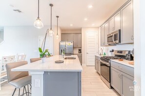 Frigorifero, microonde, forno, piano cottura