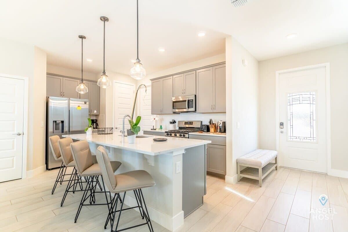 Køleskab, mikrobølgeovn, ovn, kogeplade