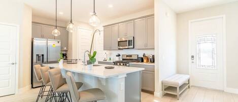 Køleskab, mikrobølgeovn, ovn, kogeplade