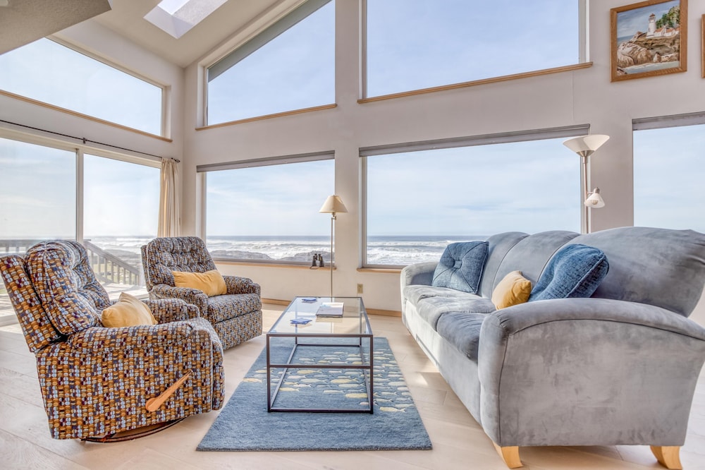 Bright, Updated, Oceanfront Beauty Puts Rugged Yachats Shore at Your Doorstep!