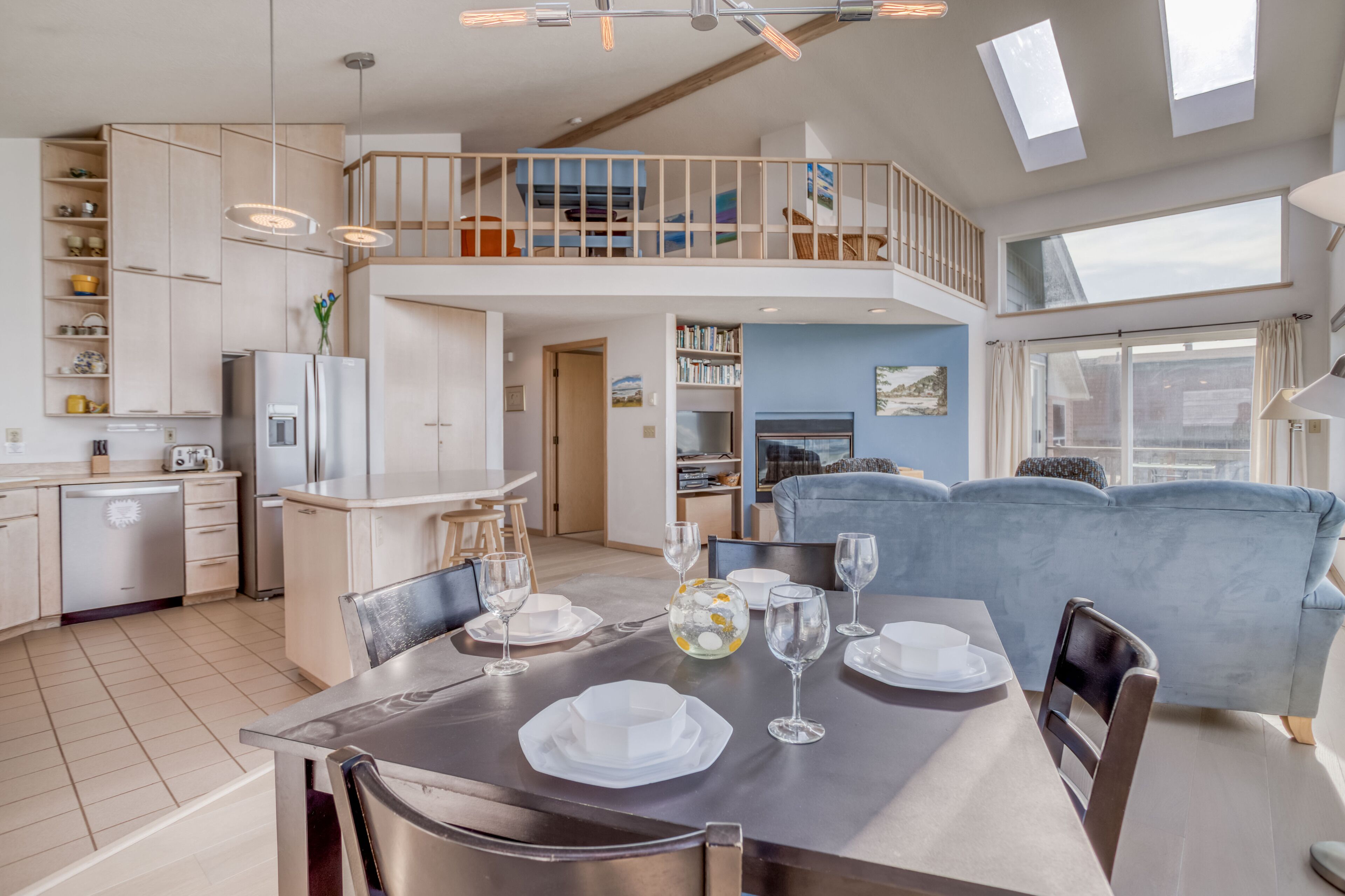 Bright, Updated, Oceanfront Beauty Puts Rugged Yachats Shore at Your Doorstep!