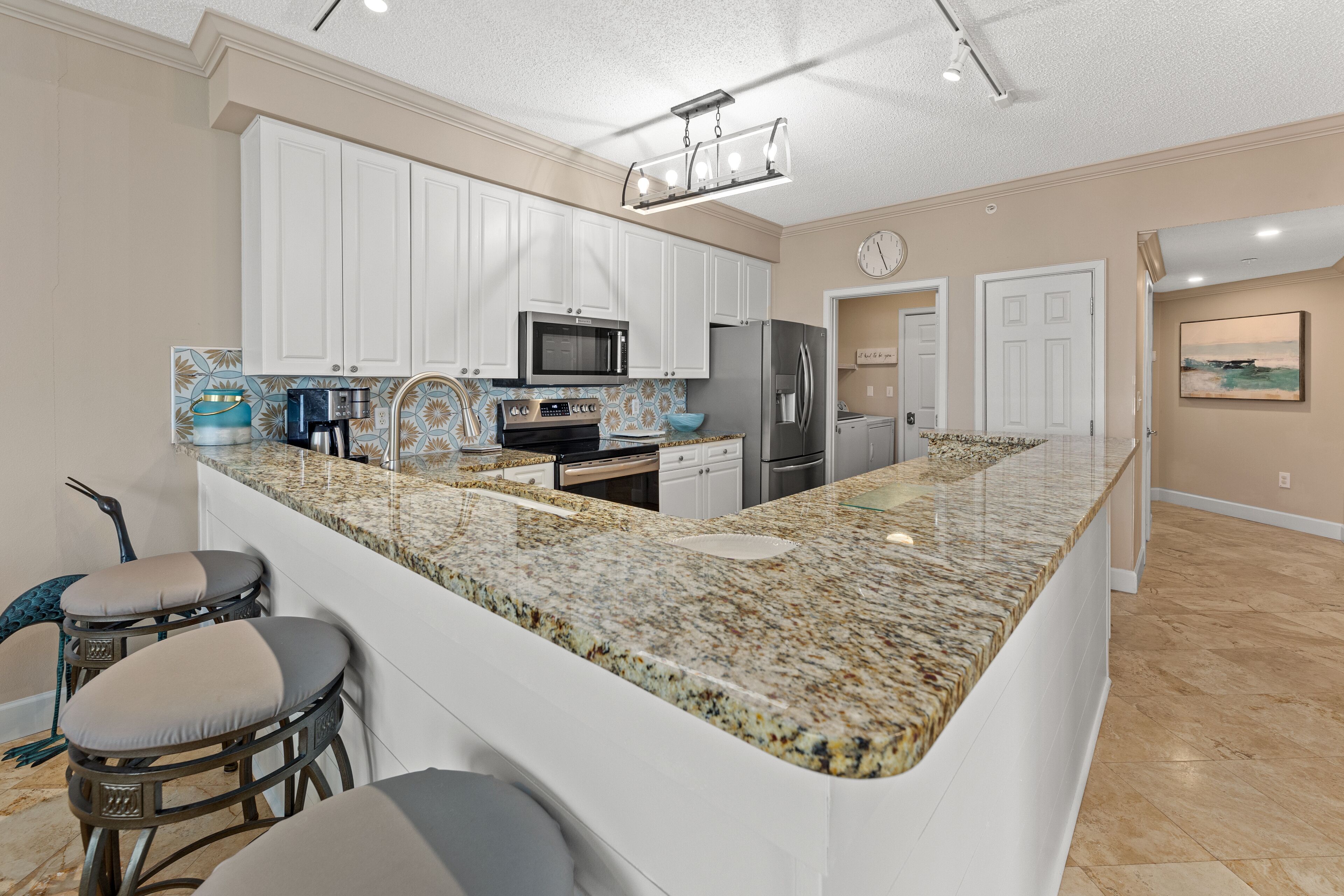 Private End Unit Right By The Beach- 4BR, 4BA: BEACH CHAIRS INCLUDED!