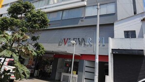 Ein mehrgeschossiges Gebäude mit einem Laden namens 'EVERAL' im Erdgeschoss.