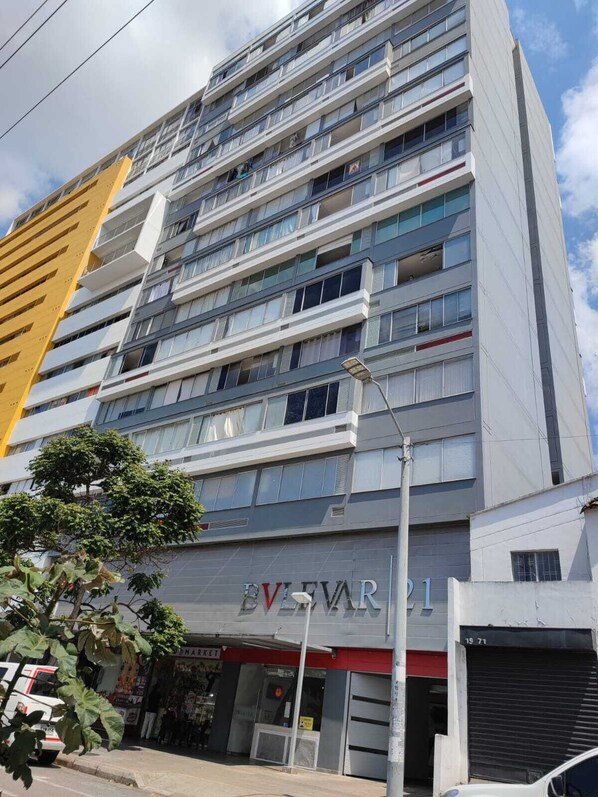 Un edificio de varios pisos con una planta baja comercial que alberga una tienda llamada 'EVERAL'.