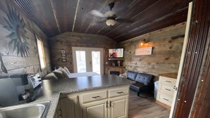 Una cucina con un piano di lavoro in granito, mobili in legno e forno integrato.