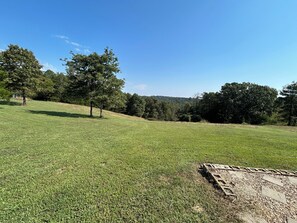 A grassy field with trees and a clear sky. - Quaint Country Cabin - Experience the Ozarks (CALICO ROCK)