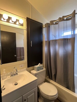 Duschwanne, Haartrockner, Handtücher, Seife