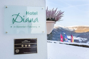 Une enseigne pour l’hôtel Diana à Bärental/Feldberg, avec une plaque indiquant une classification de 4 étoiles attribuée par HOTELSTARS EU.