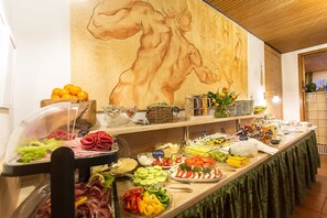 Un bufé con diferentes opciones de comida y un mural grande en la pared.