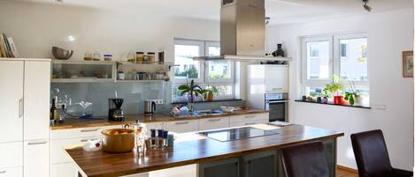 Een koelkast, een microgolfoven, een oven, een vaatwasser