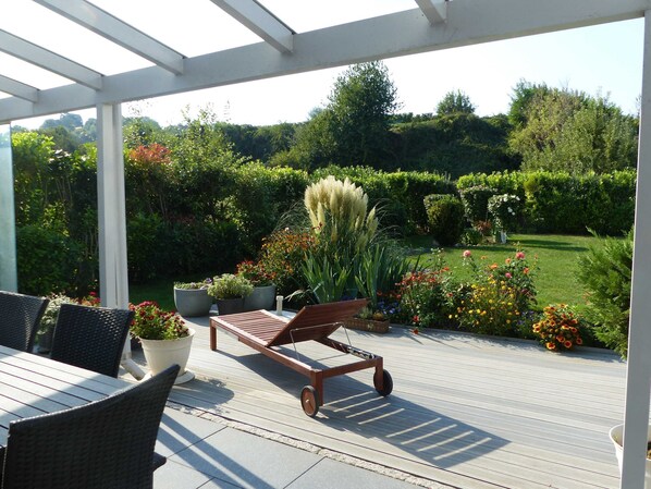 Outdoor dining - Studio Apartment in Souterrain in Freiburg - Gasthaus Privatzimmer in Freiburg im Breisgau (Freiburg im Breisgau)