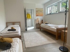 2 soverom, skrivebord, strykejern/-brett og wi-fi