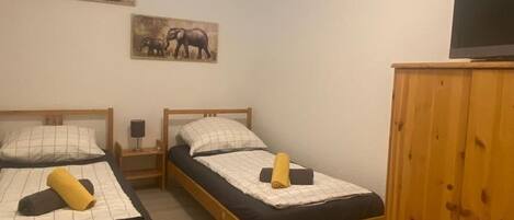 1 bedroom, desk, iron/ironing board, WiFi