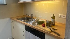 Kaffetrakter/tekoker, kjøleskap, mikrobølgeovn og ovn