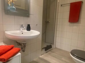 Dusj, hårføner, håndklær og såpe