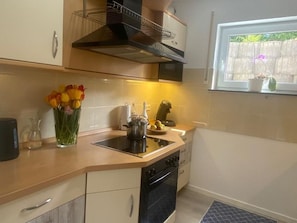 Kühlschrank, Mikrowelle, Wasserkocher mit Kaffee-/Teezubehör