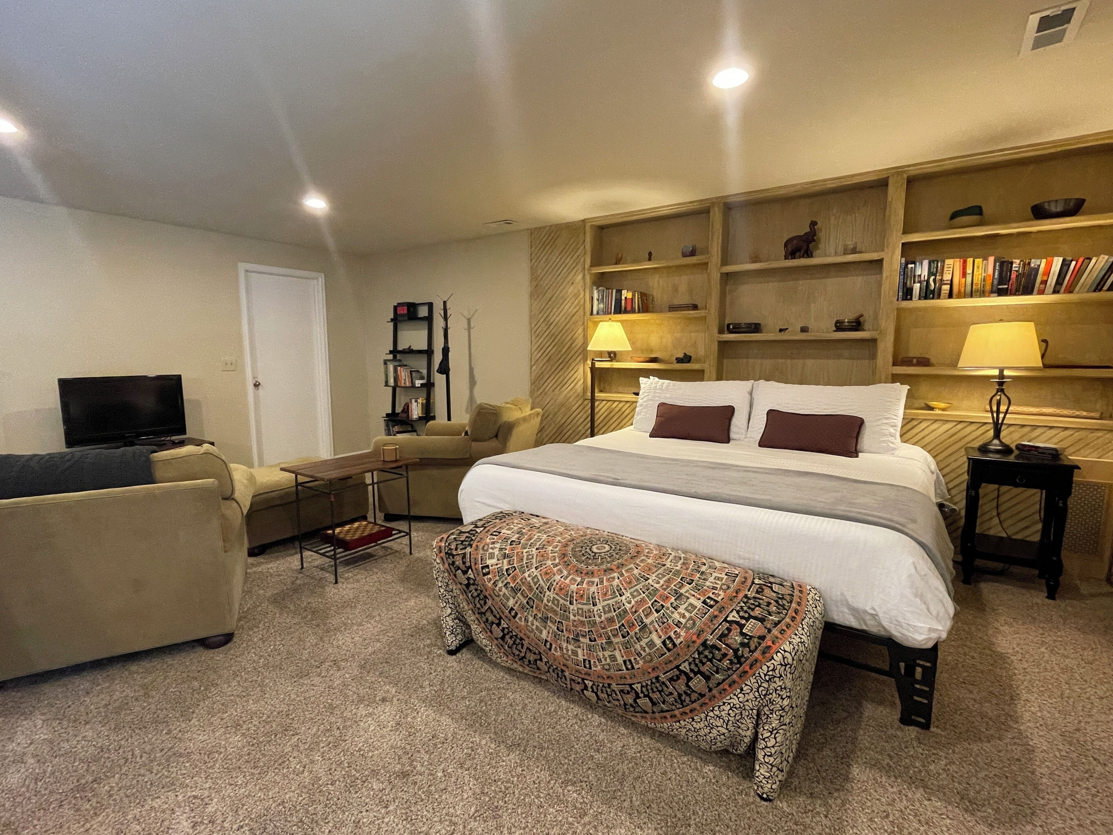 Couples Retreat with Hot Tub, Sauna and Steam Room