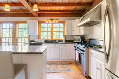 Spacious Getaway with Sauna Close to Newport & Beaches