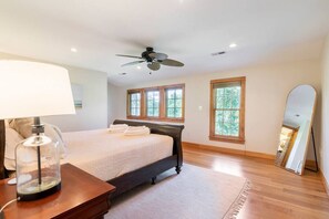 4 slaapkamers, een bureau, een strijkplank/strijkijzer, gratis wifi