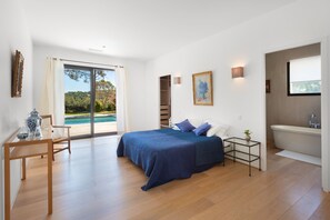 4 bedrooms, in-room safe, desk, iron/ironing board