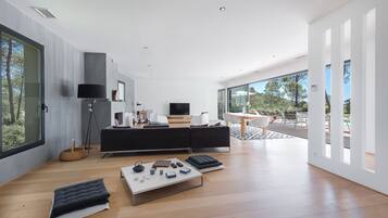 Smart-tv, een dvd-speler, tafelvoetbal en een tafeltennistafel