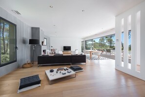 Smart TV, DVD player, foosball, table tennis