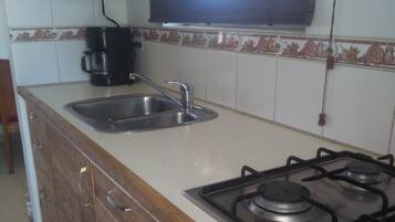 Fridge, oven, stovetop, coffee/tea maker