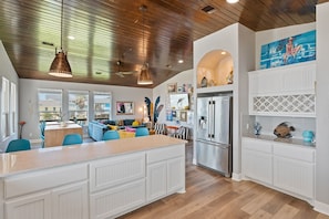 Interior - The Neon Moon - 3rd Row Coastal beauty, close to the beach w/ Gulf Views! (Crystal Beach)