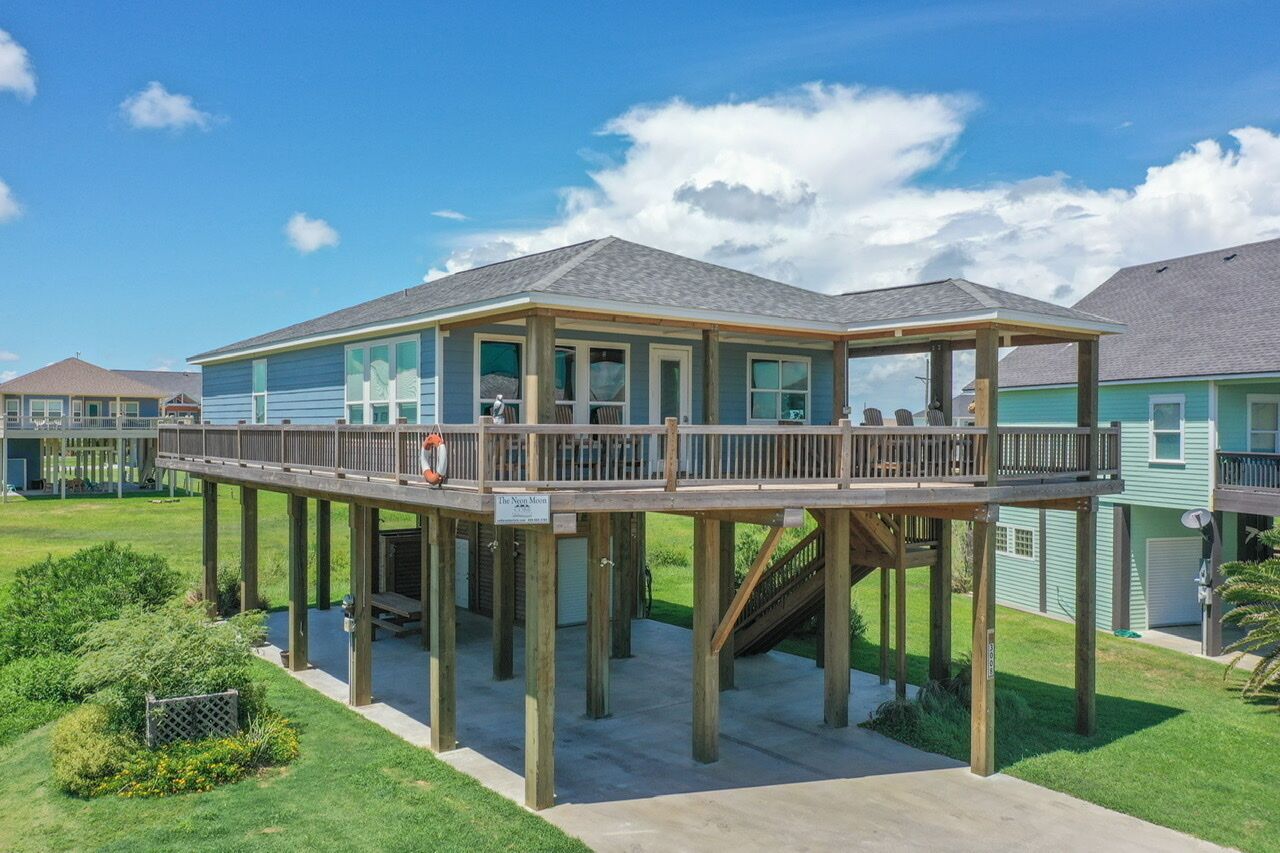 The Neon Moon - 3rd Row Coastal beauty, close to the beach w/ Gulf Views!