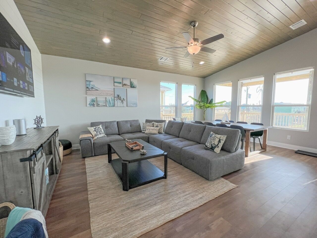 CRYSTAL BLUE - Brand new and super cute, Sleeps 10, close to beach!