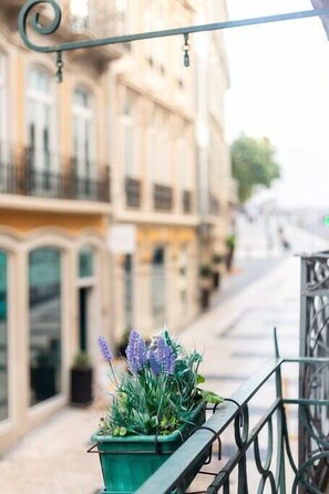 Ein Balkon mit einem Topf Lavendel.