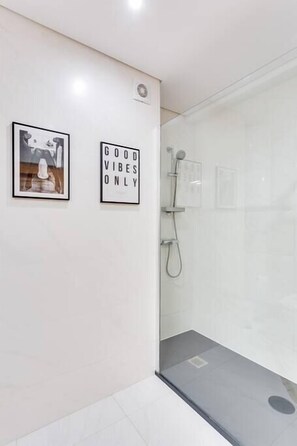 Een douche, een haardroger, handdoeken, zeep