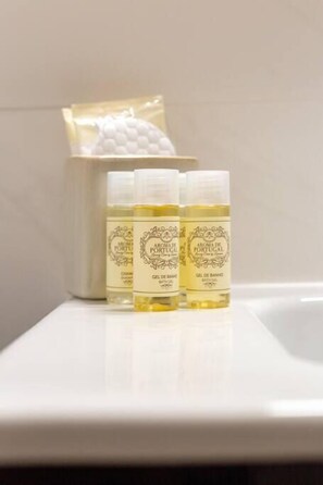 Douche, sèche-cheveux, serviettes fournies, savon