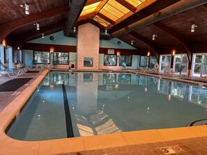 Een binnenzwembad en een verwarmd zwembad