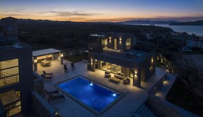 Outdoor pool, a heated pool - Brand New Luxury villa★Sauna & Jacuzzi★Walk to Everything★Private Heated Pool (Galatas)