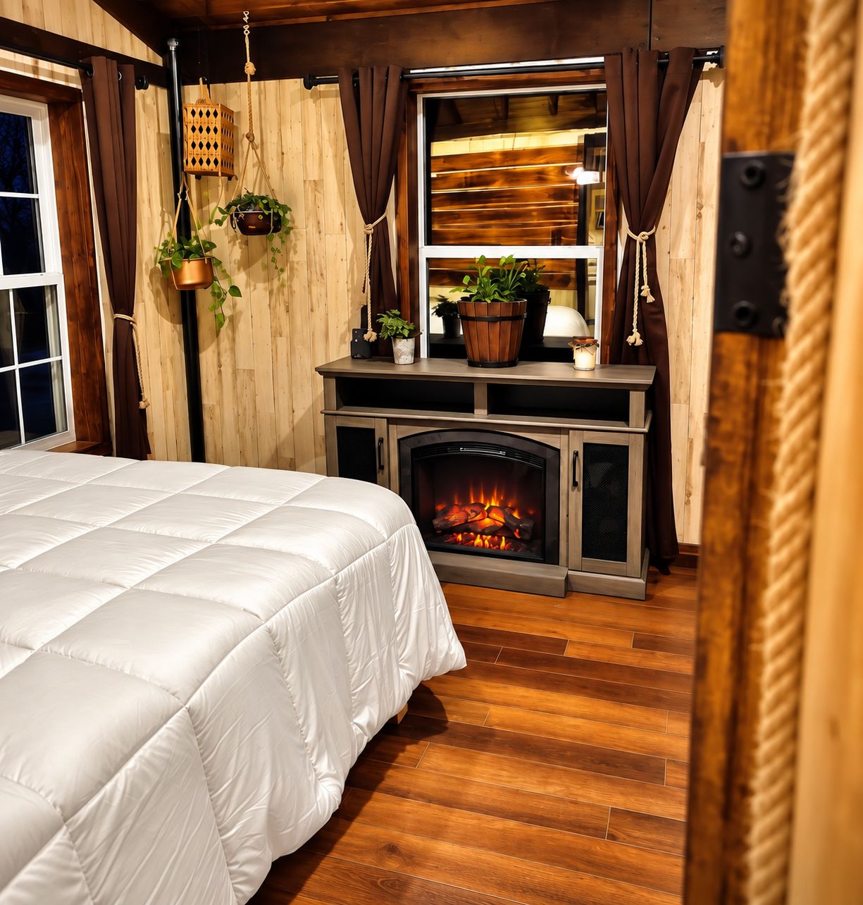 Een slaapkamer met een bed, een open haard en houten wanden.