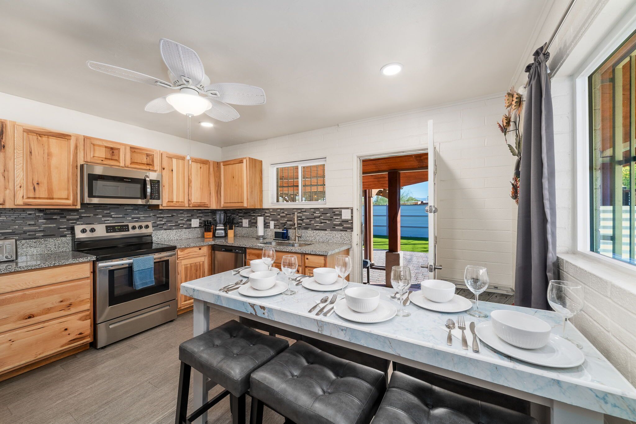 Jääkaappi, mikroaaltouuni, uuni, liesi