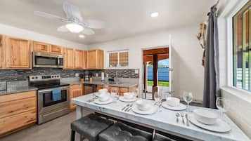 Geladeira, micro-ondas, fogão, cooktop