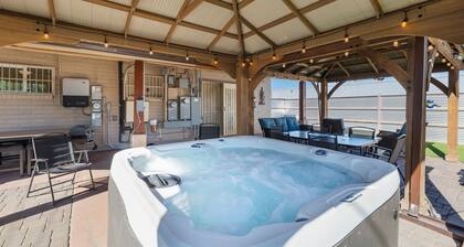 2BR/2BA w/Jacuzzi & Putting Green Close to Airport