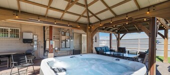 2BR/2BA w/Jacuzzi & Putting Green Close to Airport