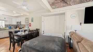 3 makuuhuonetta, tallelokero huoneessa, silitysrauta/-lauta